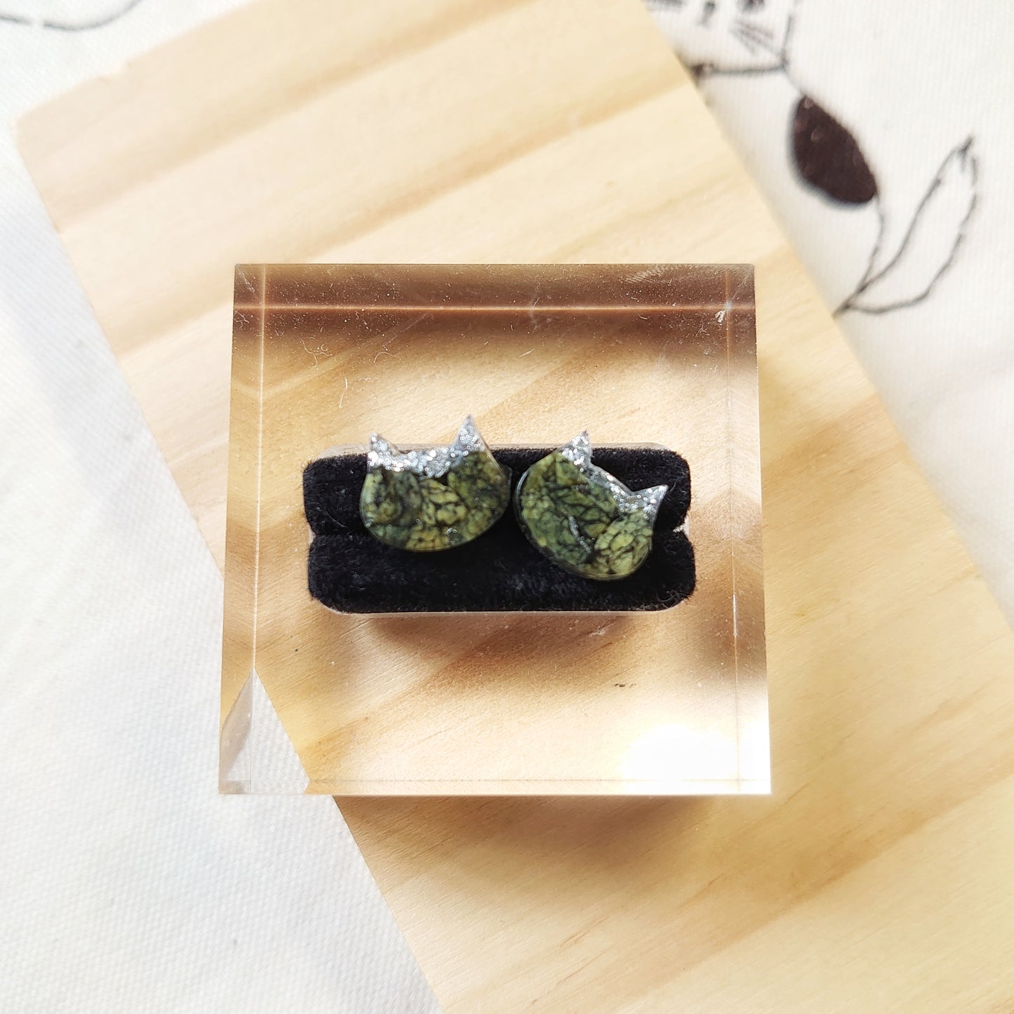 Hypoallergenic Cute Serpentine Cat Studs